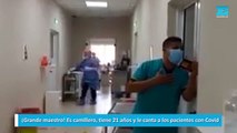 Es camillero, tiene 21 años y le canta a los pacientes con Covid