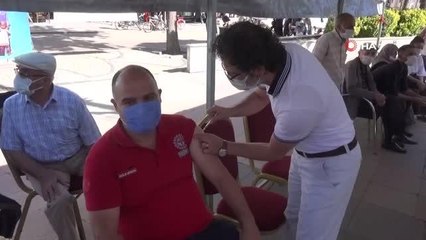 3. doz aşısını yaptıran sağlık müdürü anne ve babasının aşısını yaptı