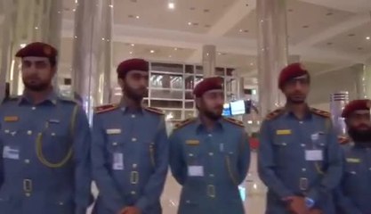 طالبات ثانوية كويتية يقدمون الورود لموظفي مطار دبي