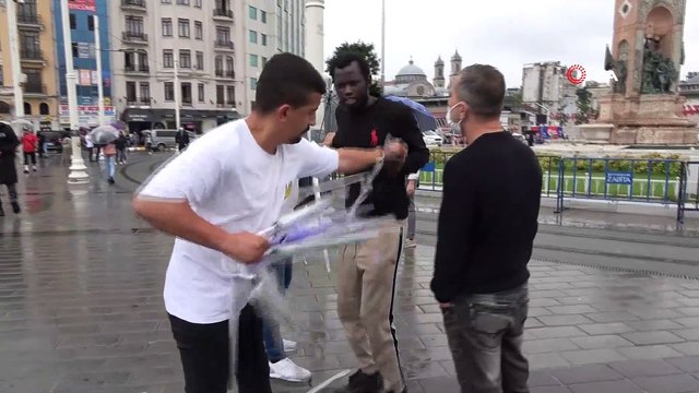 Yabancı uyruklu seyyar satıcı ve zabıta arasında gerginlik