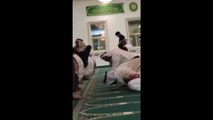 صاحب السمو الشيخ محمد بن زايد يصلي في أحد مساجد دبي