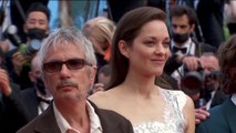 L'équipe du film Annette prend la pose sur le Tapis Rouge - Cannes 2021
