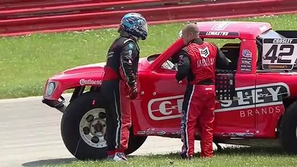 2 pilotes en viennent aux mains au milieu de la piste et font rire tout le monde !