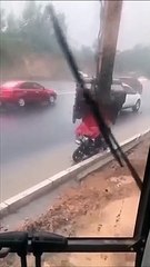 Il utilise un sacré parapluie...