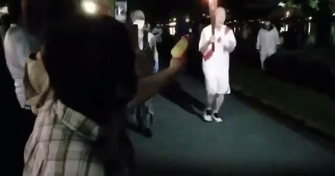 Cette mamie japonaise sort un pistolet à eau pour protester contre les JO de Tokyo !