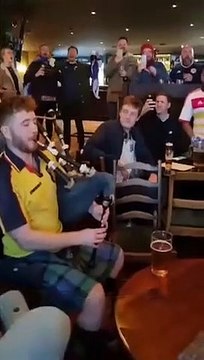 Il joue l'hymne écossais à la cornemuse comme un boss dans un pub !