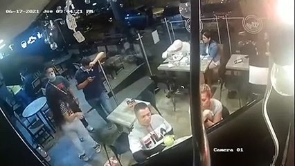 Restaurant visitor keeps calm and eating while getting robber