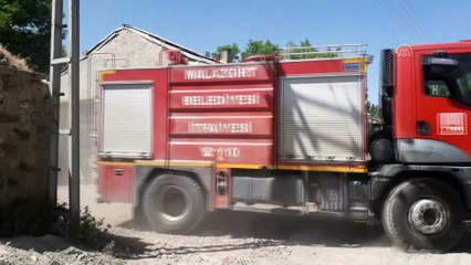 MUŞ - Buzdolabının patlamasıyla çıkan yangında bir ev kullanılamaz hale geldi
