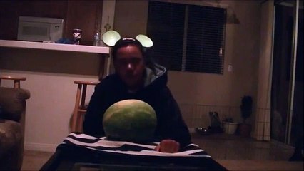 Karpuzu kafasıyla parçalamak isterken bakın ne oldu