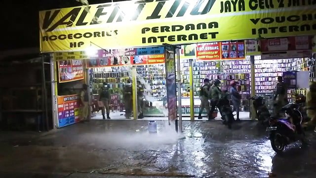 إندونيسيا تلجأ إلى خراطيم المياه لفرض احترام إجراءات كوفيد-19