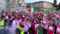 ROMA - Taraftarlar İtalya-İspanya maçını dev ekrandan izliyor