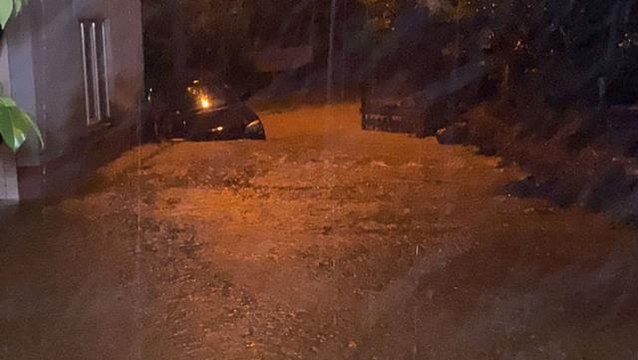 Meteoroloji'nin uyardığı Düzce'de sel felaketi! Mahsur kalanlar var, evler boşaltılıyor