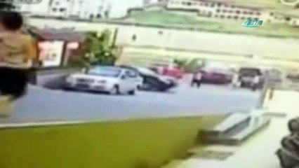 Yokuşta kayan araba yayayı böyle fırlattı!