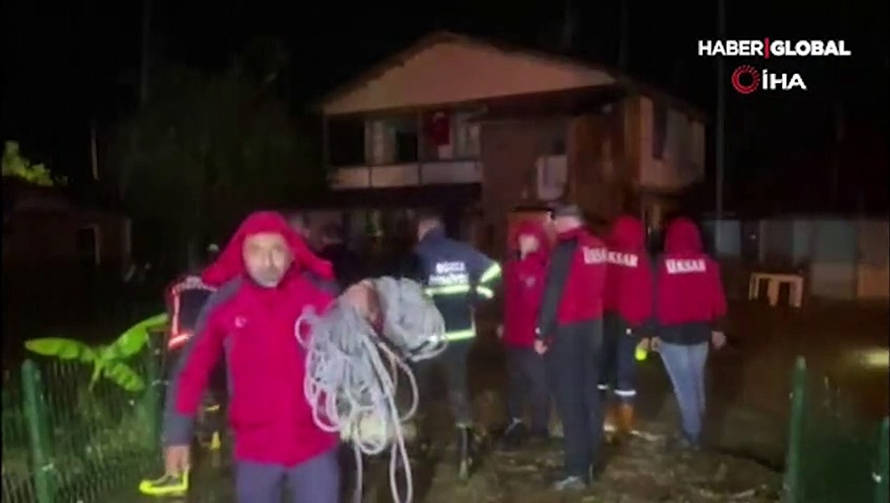 Düzce'de selde mahsur kalanları kurtarma çalışması başlatıldı