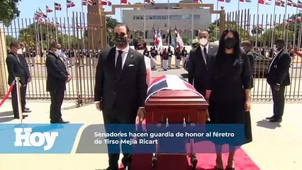 Legisladores realizan guardia de honor a Tirso Mejía Ricart