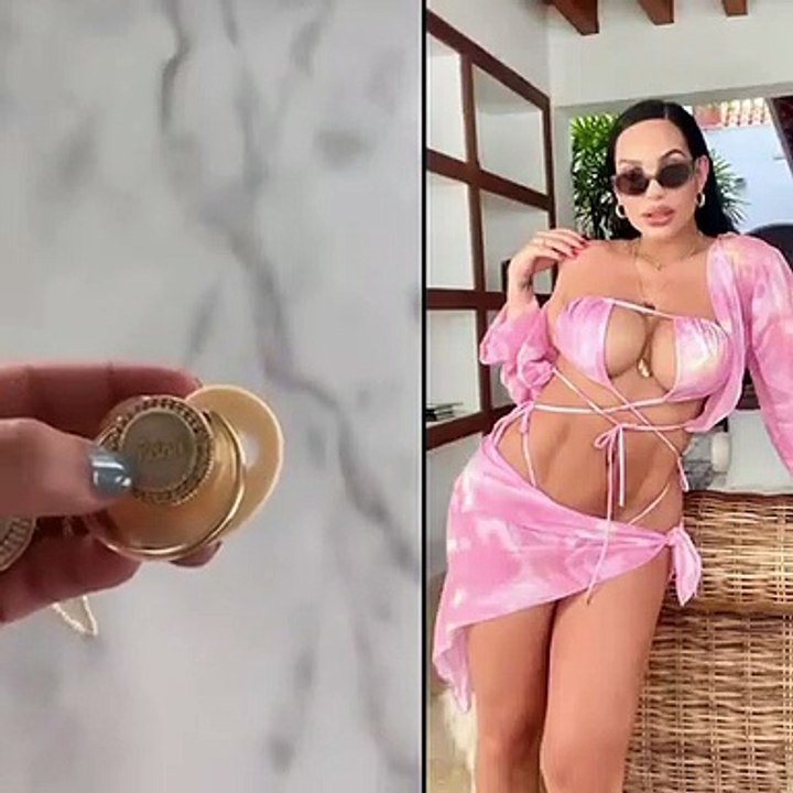 El chupo  con piedras preciosas que Andrea Valdiri mandó a hacer para su hija