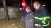 Düzce’de selde torunuyla mahsur kalan kadını kurtarmak için seferber oldular