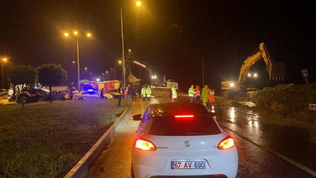 Son dakika haberleri! Sel sebebiyle kapanan Zonguldak-Düzce karayolunda trafik tek şeritten sağlanıyor