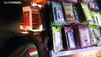 فيديو | إندونيسيا تلاحق مخالفي التدابير الصحية بخراطيم المياه