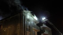 Çatı katında çıkan yangın mahalleliyi sokağa döktü