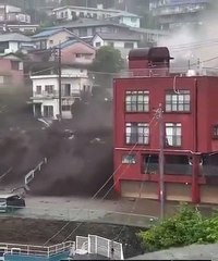 Un éboulement spectactulaire dans la ville d'Atami au Japon