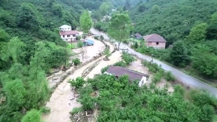 Düzce'de derenin taşması nedeniyle yol çöktü