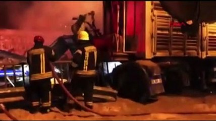 Bariyerlere çarpan kamyon alev aldı, sürücü yanarak hayatını kaybetti.