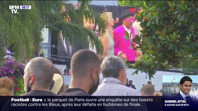 Cannes: touristes et festivaliers se croisent