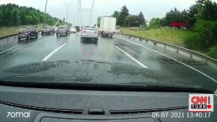 FSM Köprüsü girişindeki zincirleme kaza kamerada