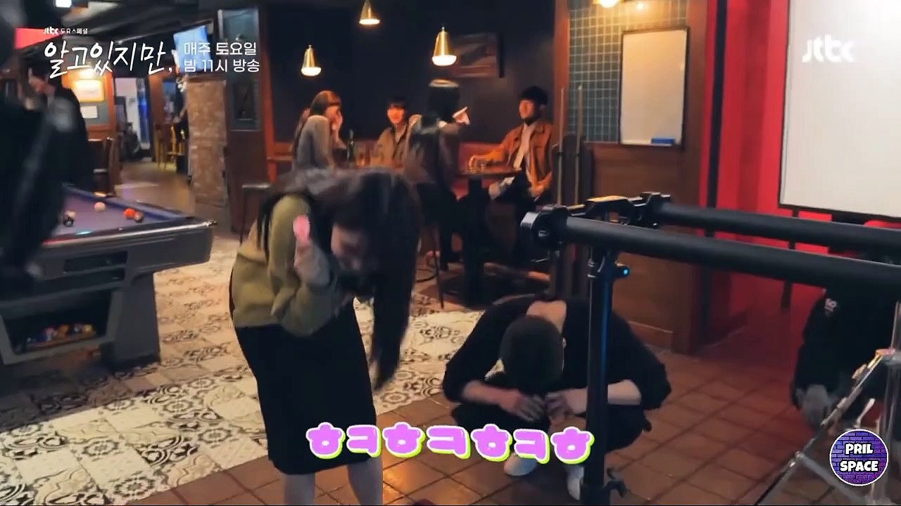 SONG KANG KECIDUK BERI SENYUM MANIS DAN SALTING KE HAN SO HEE DI LOKASI SYUTING. BIKIN BAPER FANS!