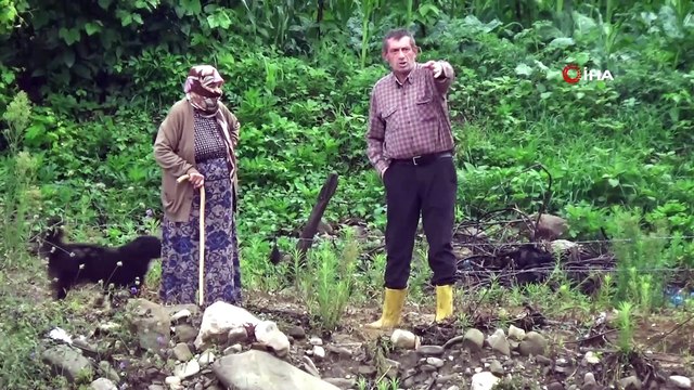 Taşan dere köprüyü yıkınca 30’a yakın kişi mahur kaldı