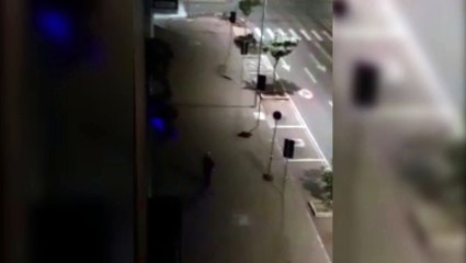 Câmera: imagens registram momento em que homem que arrombou relojoaria no Centro foge do local