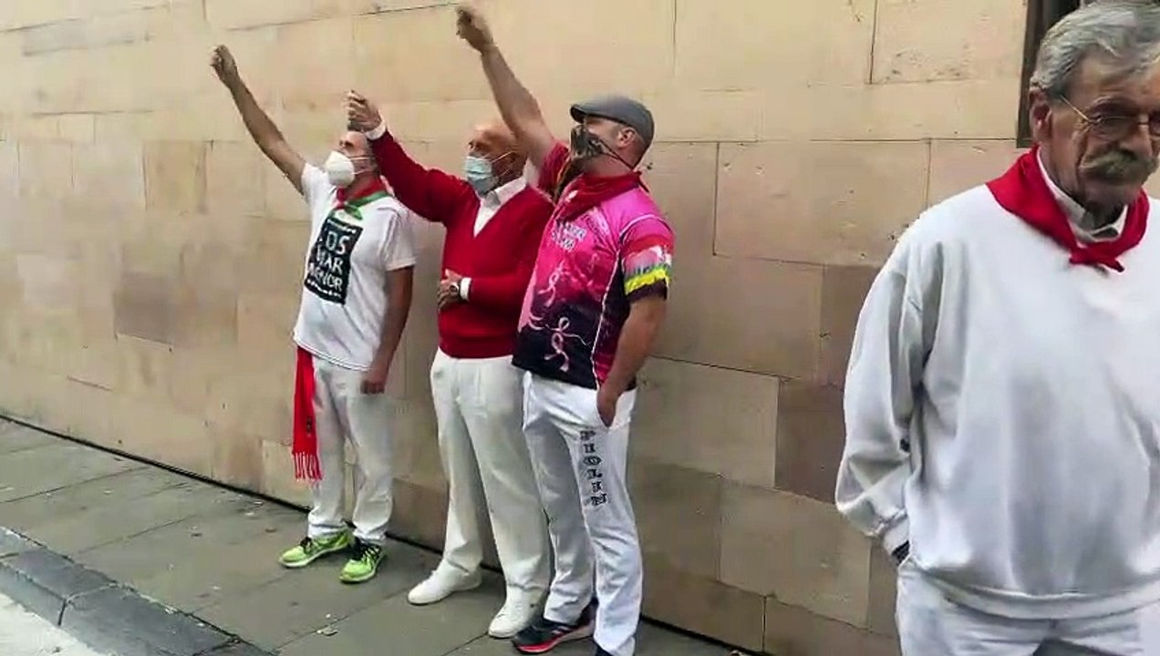 Los incondicionales corredores del encierro de Pamplona acuden este 7 de julio, a las 8 de la mañana, para entonar el famoso cántico previo al encierro