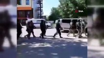 - Rusya'nın Tyumen kentinde bir binanın giriş katındaki banka şubesine giren saldırgan, 3 kişiyi rehin aldı. Acil durum müdahale ekipleri binadan şu ana kadar 50 kişinin tahliye edildiğini, 3 kişinin rehin tutulduğunu duyurdu.