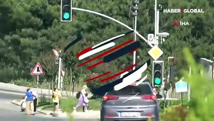Trafikte vücudunun yarısı dışarıda yolculuk yapan çocuk kamerada