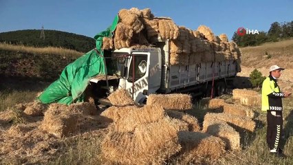 Saman yüklü kamyon yoldan çıktı: 1 yaralı