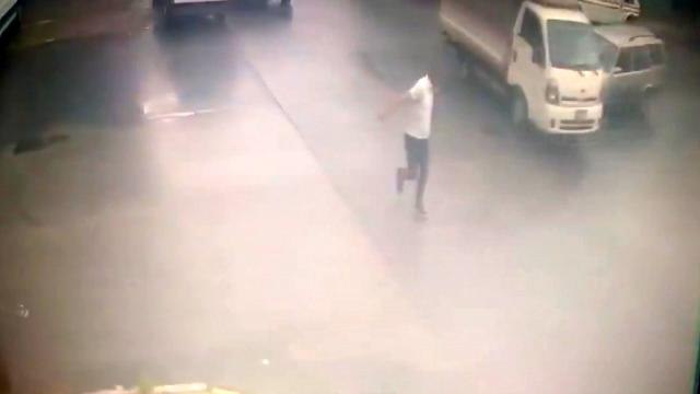 Son dakika haberleri | Ataşehir'de yayanın ölümden kıl payı kurtulduğu kaza anı kamerada