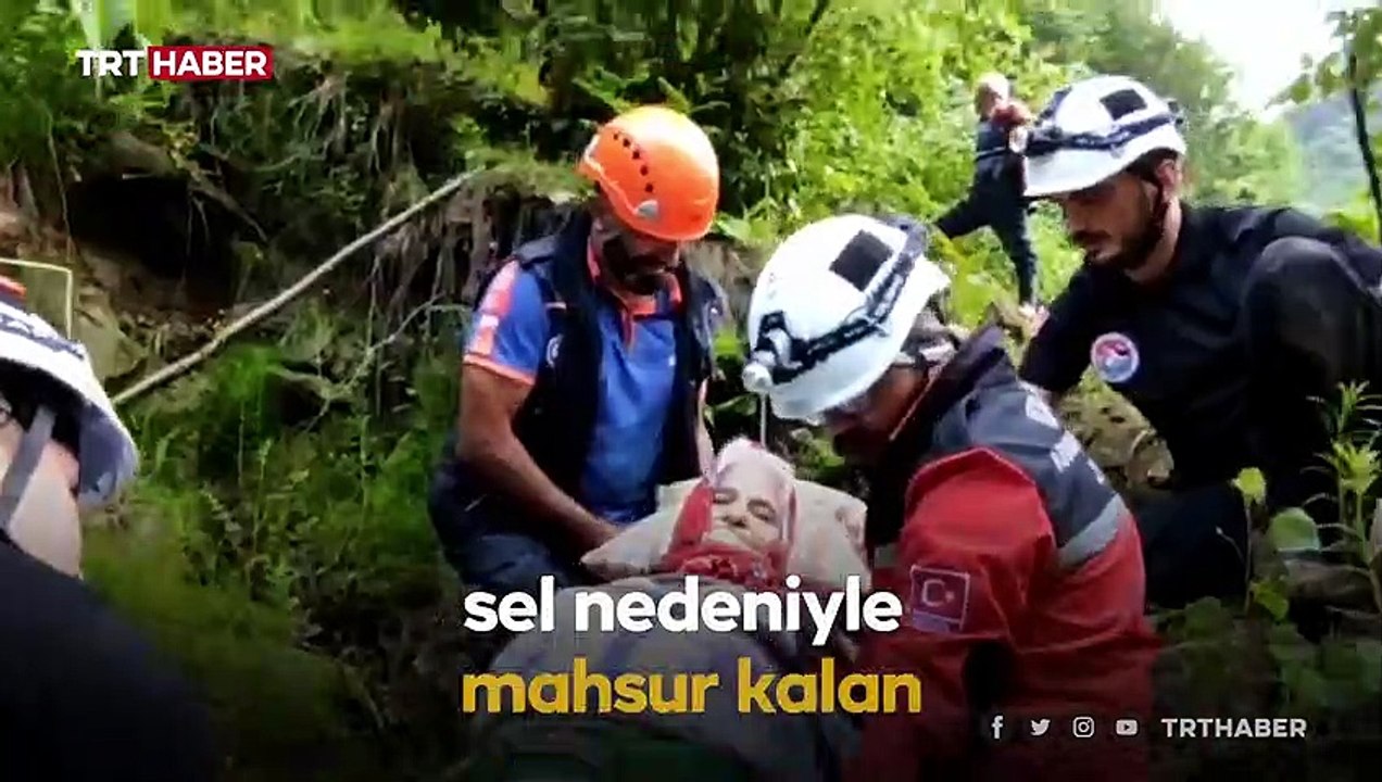 Düzce'deki selde mahsur kalan yaşlı kadın kurtarıldı
