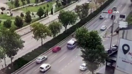 Bursa’da başıboş atlar trafiği birbirine kattı