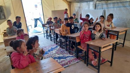 Mevsimlik tarım işçilerinin çocuklarının eğitimi için çadırkentte sınıflar oluşturuldu