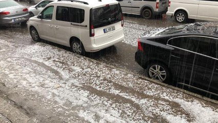 Dolu yağışı her yeri beyaza bürüdü