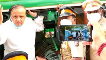 Dilip Kumar की Dead Body को मुंबई के Juhu कब्रिस्तान में ऐसे पहुंचाया गया, Viral Video ! | FilmiBeat