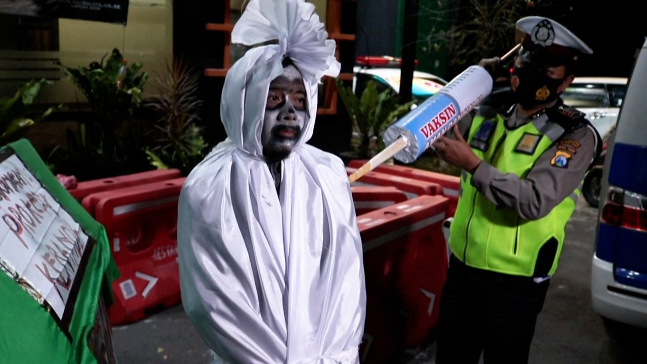 Polizisten als 'Corona-Geister' erinnern an Gefahr durch Pandemie