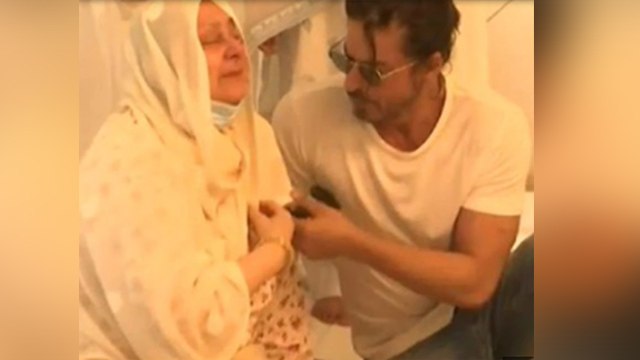 Dilip Kumar Funeral : Crying Saira Banu को Shahrukh Khan ने संभाला WATCH VIDEO | Boldsky