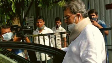 Dilip Kumar को कब्रिस्तान में श्रद्धांजलि देकर निकले Subhash Ghai, Check Out Viral Video | FilmiBeat