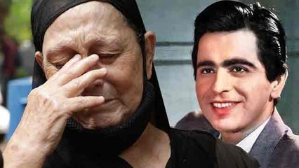 Old Lady Cries Inconsolably Outside Dilip Kumar's Residence