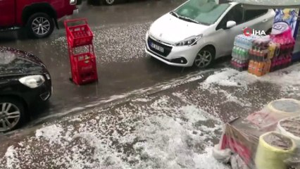 Dolu yağışı kenti beyaza bürüdü