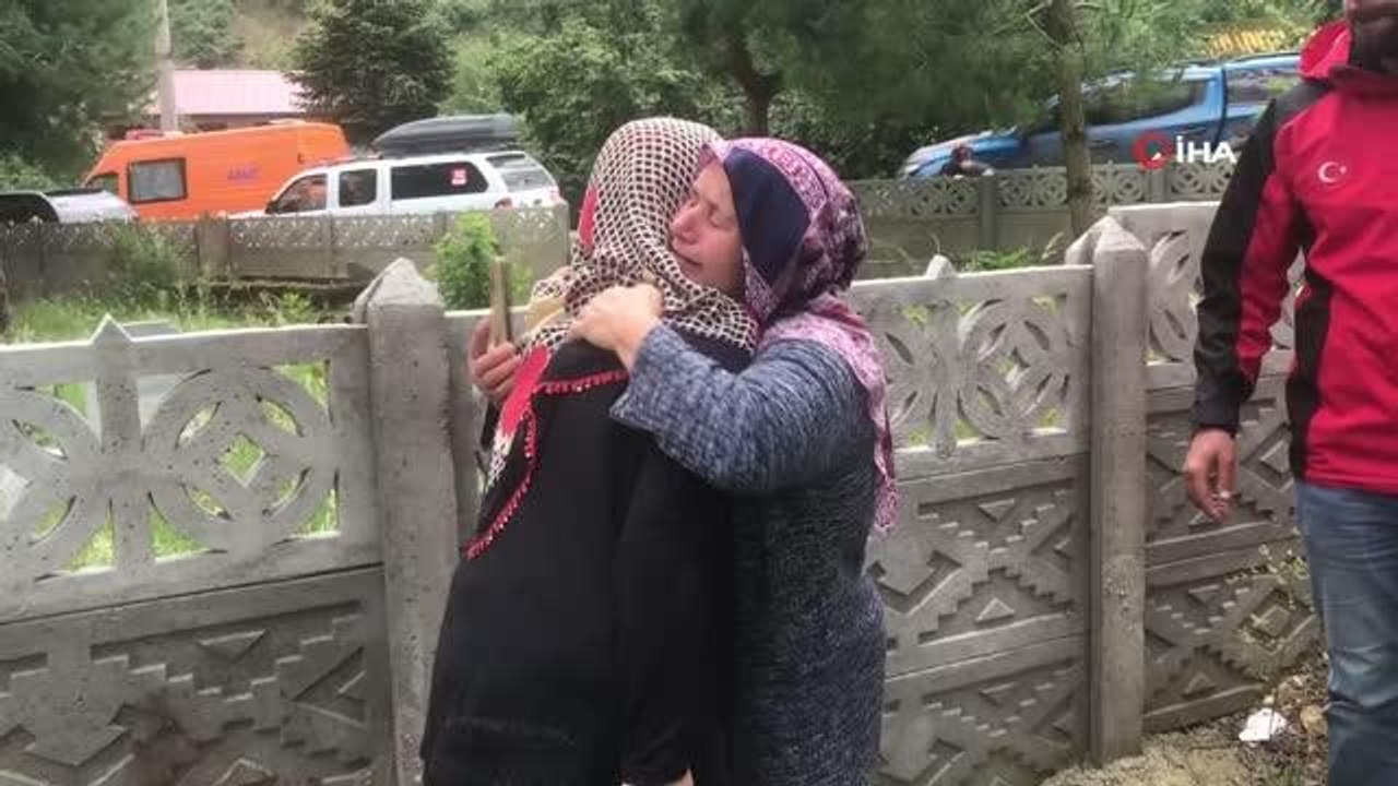 Mahsur kaldığı alandan kepçe ile kurtarılan kadın, gözyaşlarını tutamadı