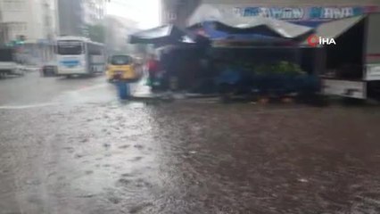 Kars'ta caddeler göle döndü