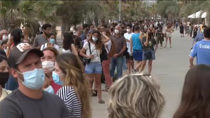 下载视频: Badalona establece un punto de vacunación móvil para mayores de 18 años